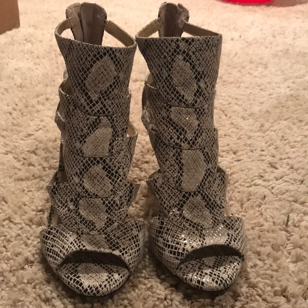 Neutral snakeskin heel